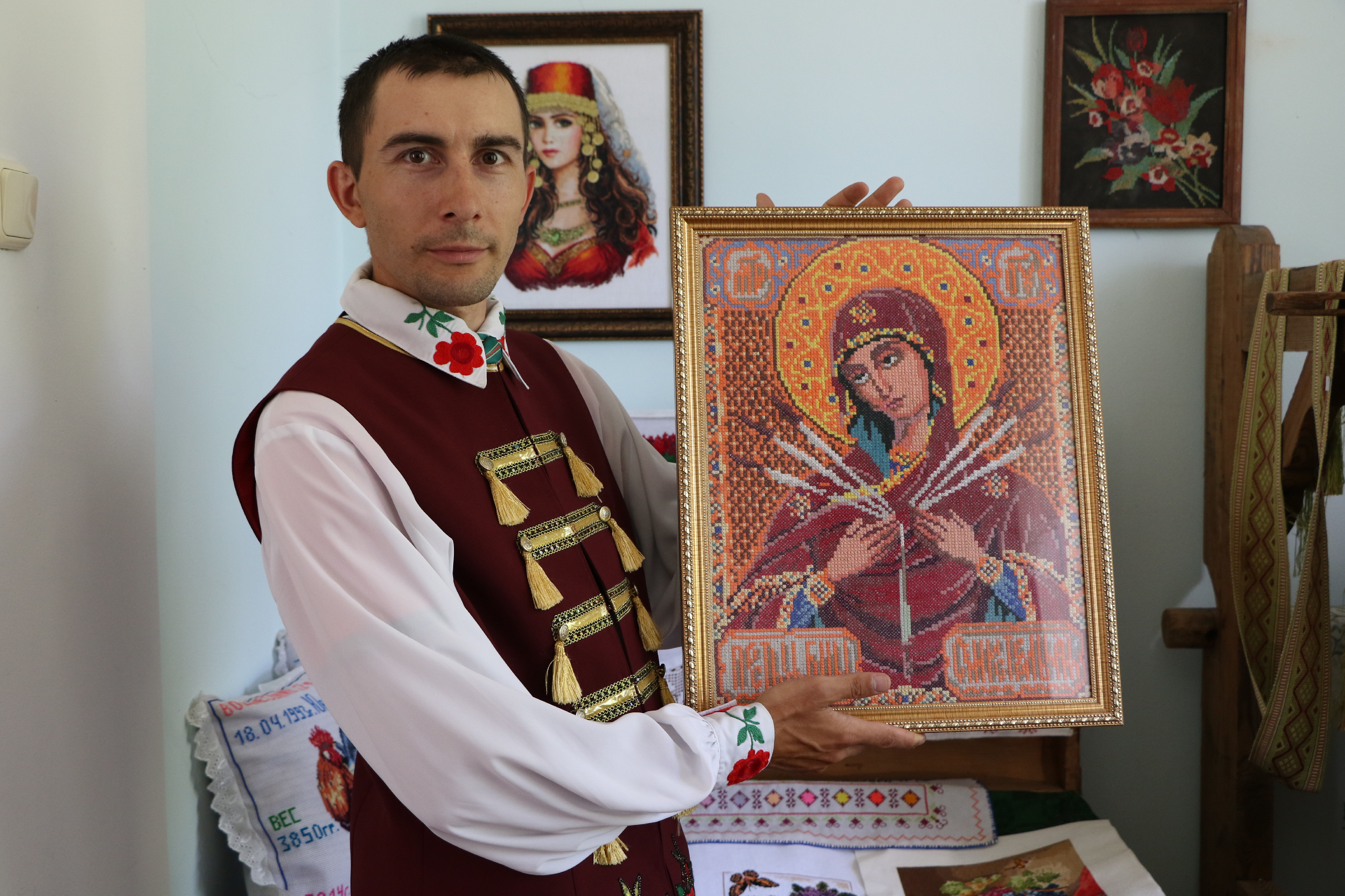 Иголкой и нитками рисует портреты, натюрморты и лики святых Юрий Алексейчикиз Сопоцкина